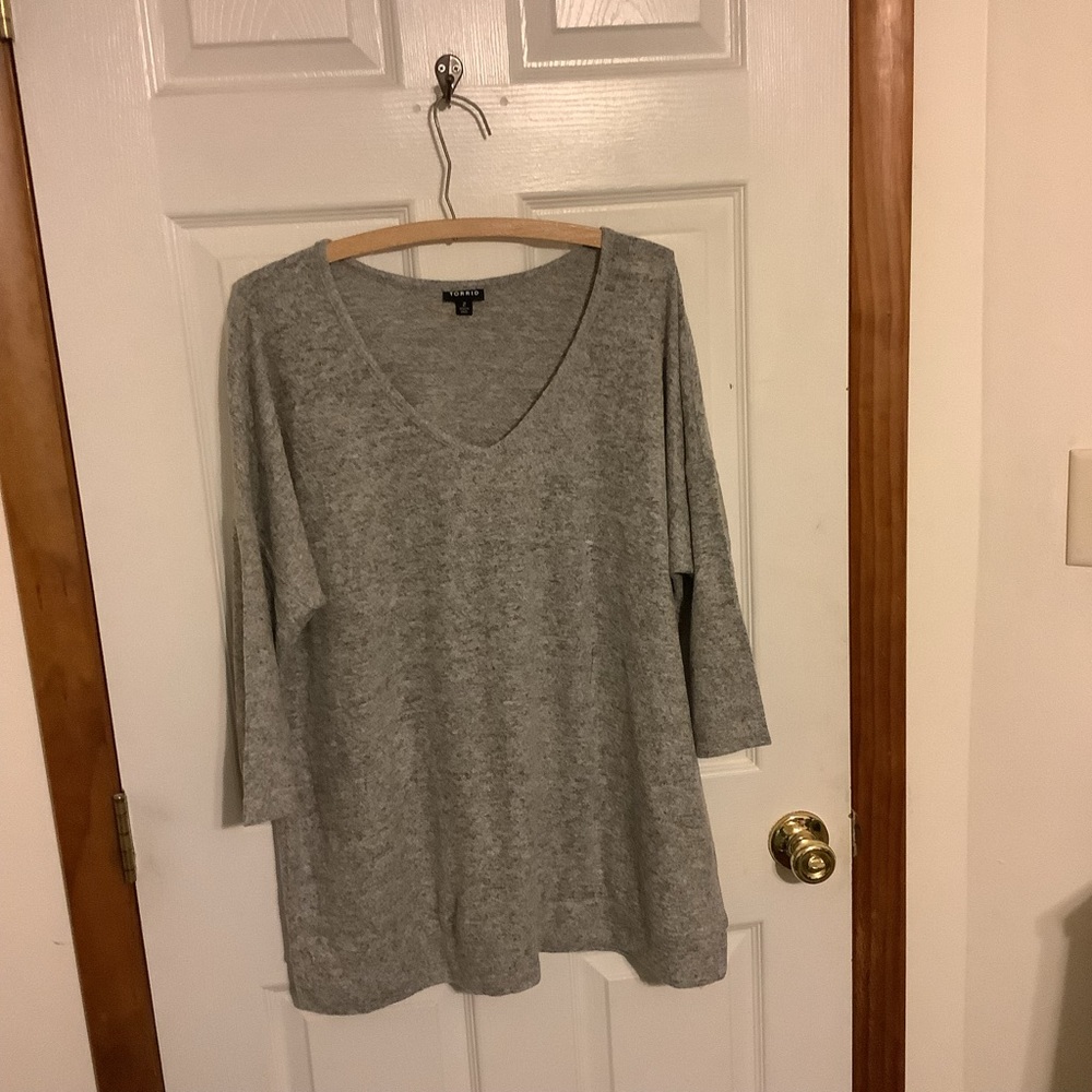 NWOT Torrid size 2 SUPER SOFT PLUSH LIGHT GREY DROP SHOULDER TEE 3/4 SLEEVE